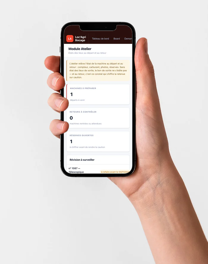 Le module atelier sur un téléphone tenu en main : machines à préparer, retours à contrôler, réserves ouvertes.