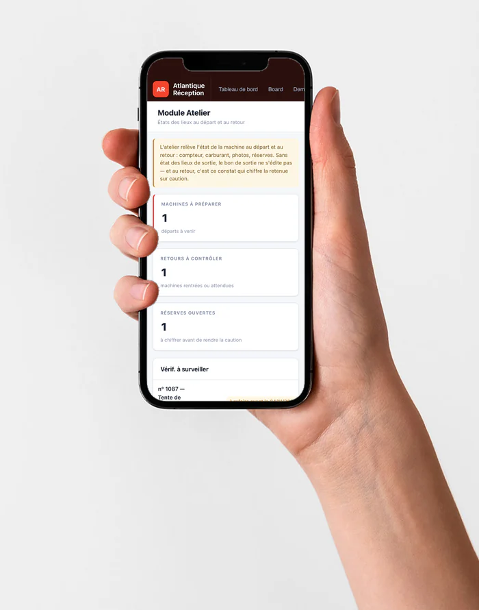 Le module atelier sur un téléphone tenu en main : machines à préparer, retours à contrôler, réserves ouvertes.