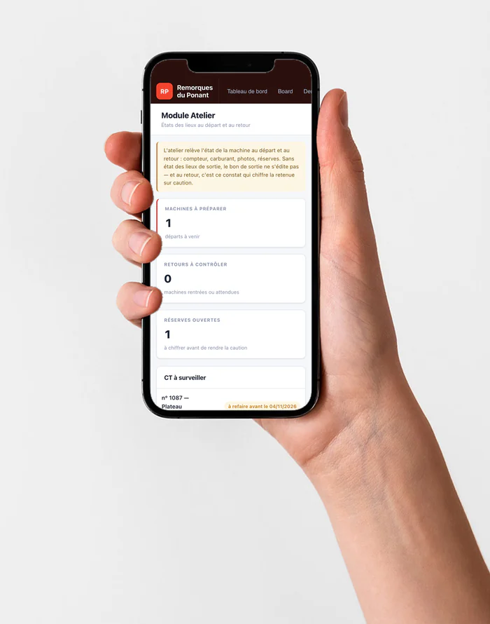 Le module atelier sur un téléphone tenu en main : machines à préparer, retours à contrôler, réserves ouvertes.